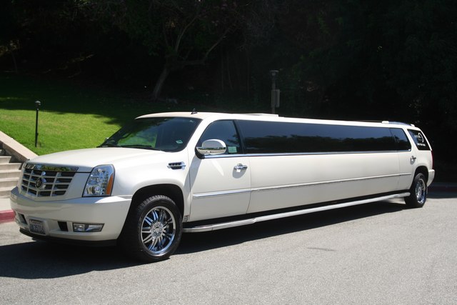 Limousine Cadillac Escalade blanche à Dubai