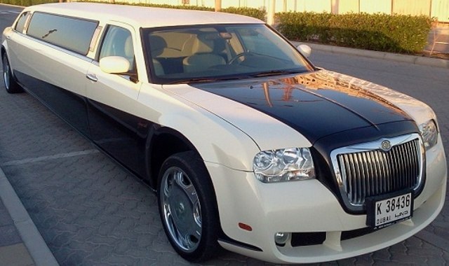 Limousine Chrysler bicolore à Dubai