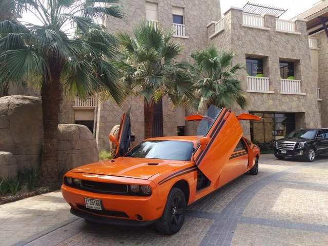 Limousine Dodge Challenger à Dubai