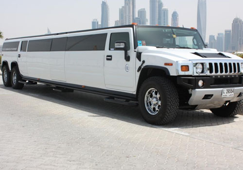 Limousine XXL blanche (double essieu) à Dubai