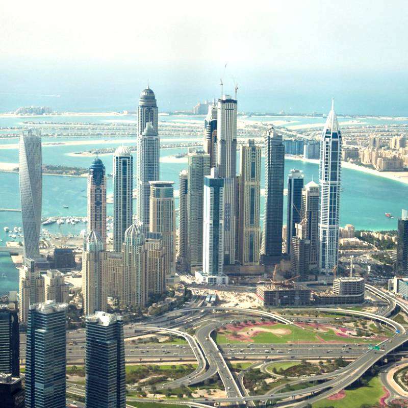 Vue sur les gratte-ciel de Dubaï depuis un hélicoptère