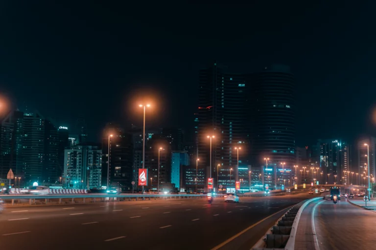 Une rue de la ville la nuit avec beaucoup de lumières