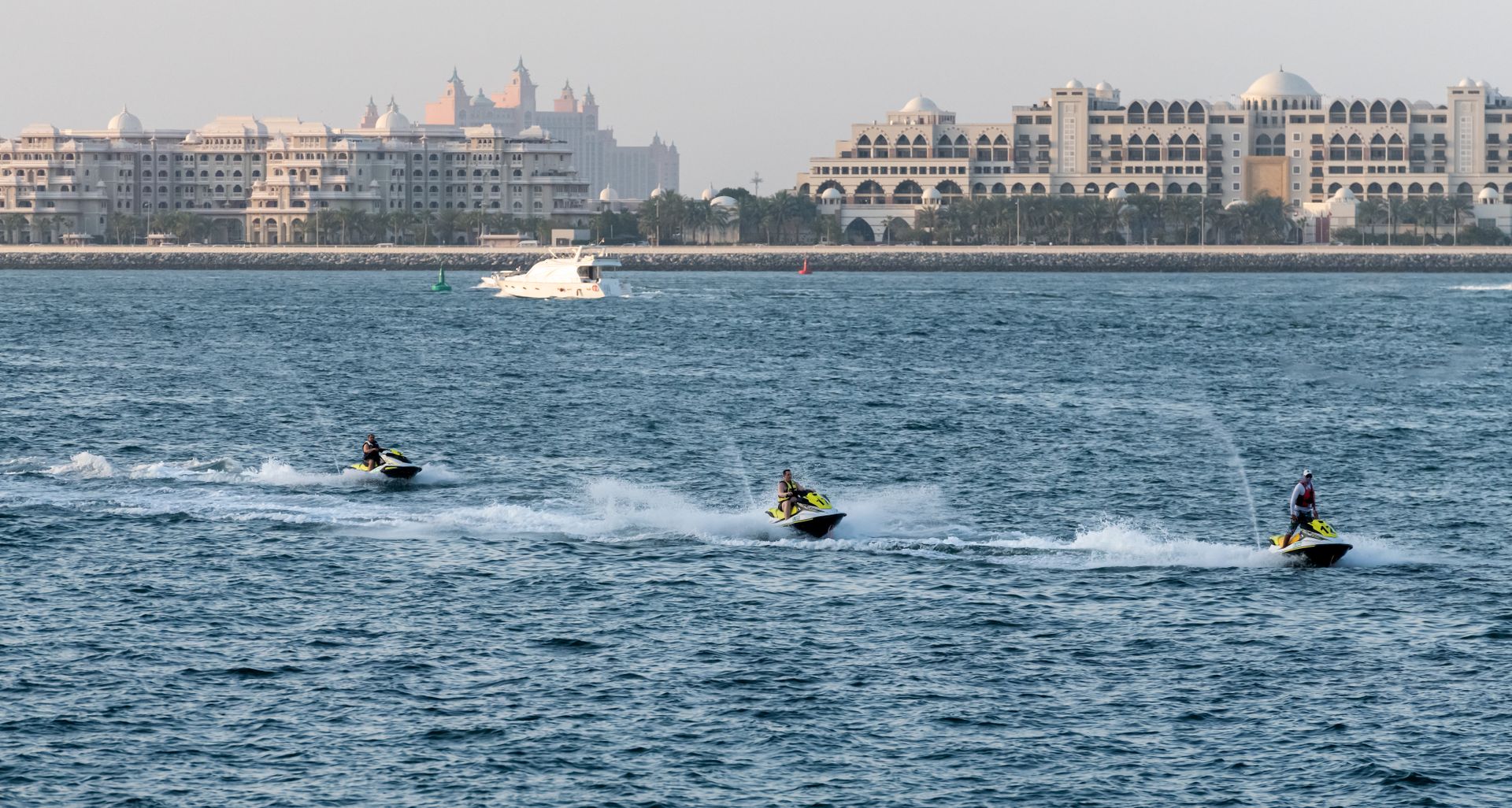 Jet ski devant la Palm Jumeirah à Dubai