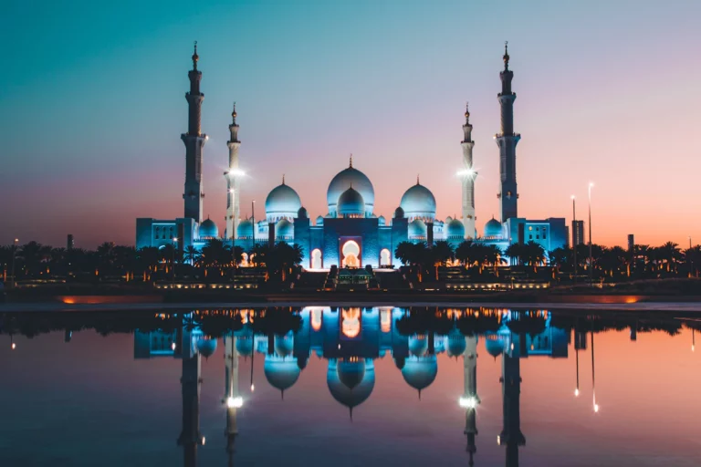 La grande mosquée Sheikh Zayed se reflétait dans une piscine au soleil bas à Abou Dhabi