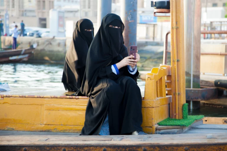 Un couple de femmes assises sur un bateau