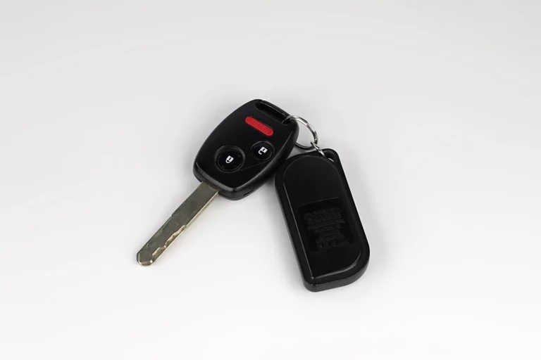 une clé de voiture à laquelle est attachée une télécommande ;