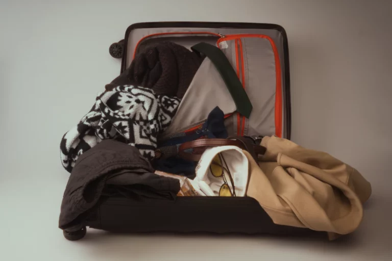 Une valise ouverte débordante de vêtements variés