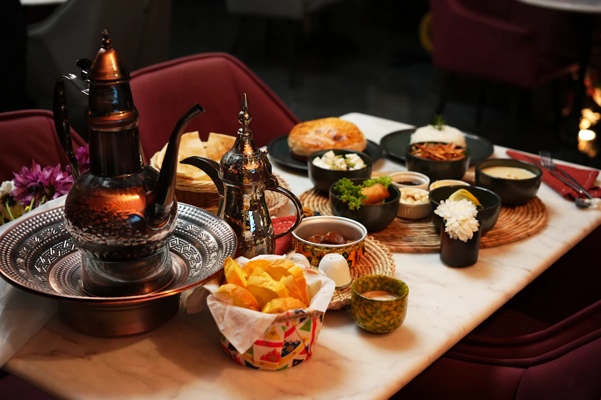 Une table avec de la nourriture traditionnelle et du thé