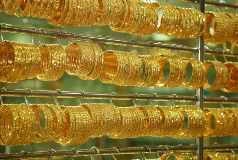 fruits jaunes et oranges sur grille en acier inoxydable