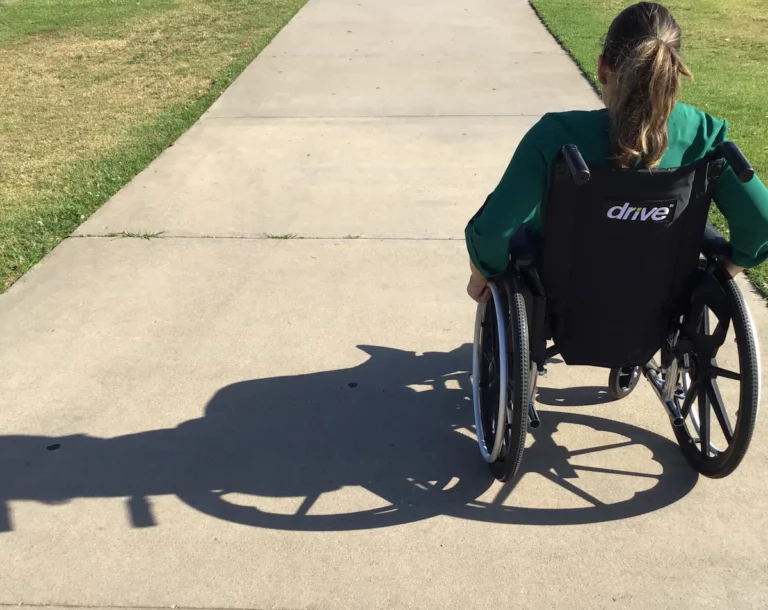 femme en fauteuil roulant