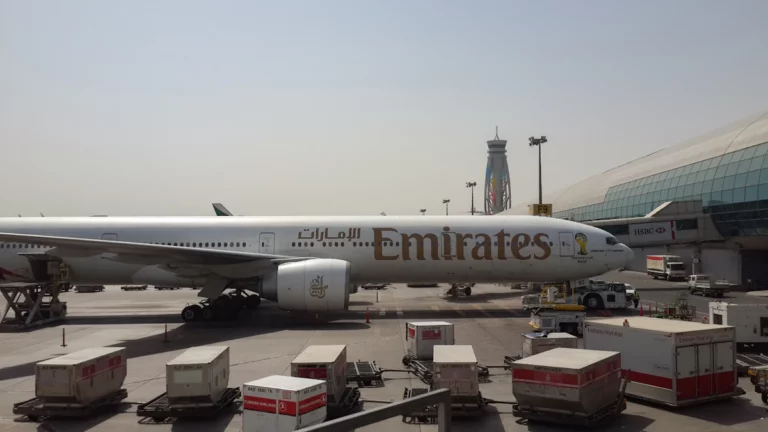 Un gros avion de ligne assis sur le tarmac d’un aéroport