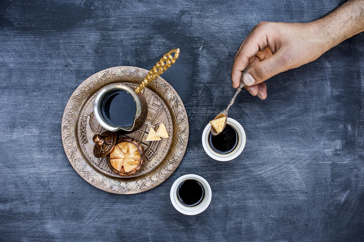 Tasse en céramique noire sur soucoupe en céramique marron et blanc