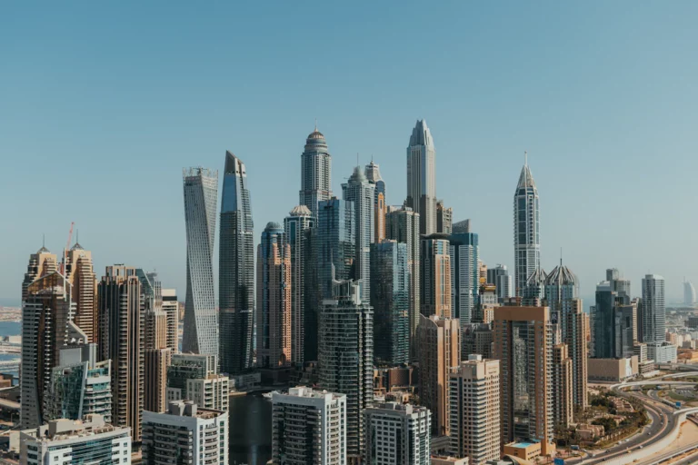 Une vue aérienne d’une ville avec de grands immeubles