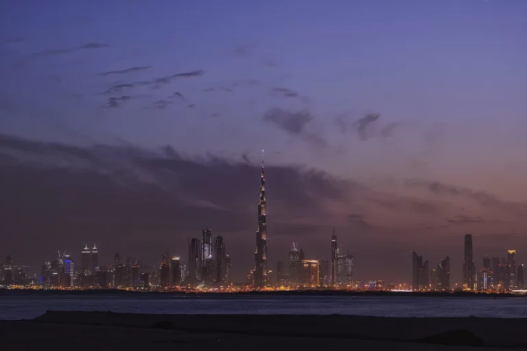 une vue d’une ville la nuit de l’autre côté de l’eau