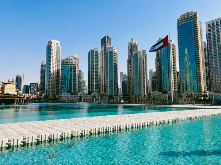 Un grand plan d’eau avec une ville en arrière-plan