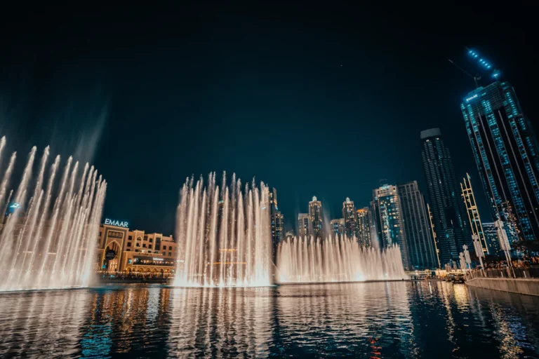 un grand groupe de fontaines d’eau au milieu d’un plan d’eau