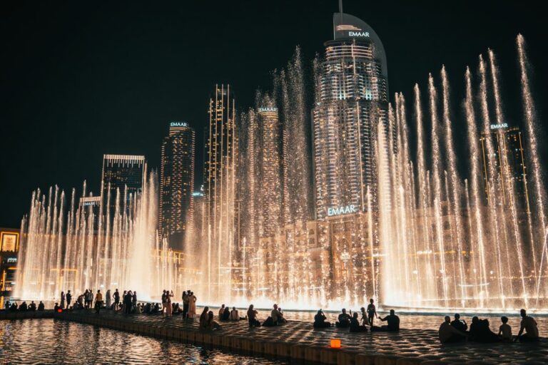 Spectacle de la fontaine de Dubaï la nuit au pied des tours de Downtown