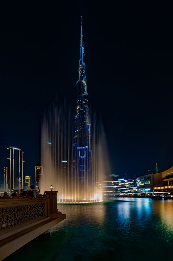 Burj Khalifa illuminé derrière la fontaine de Dubaï la nuit