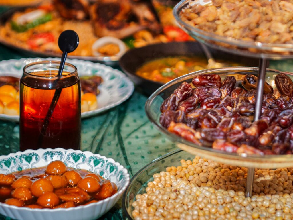 Table garnie de dattes et de douceurs pour le Ramadan