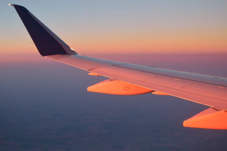 Aile d'avion au coucher du soleil