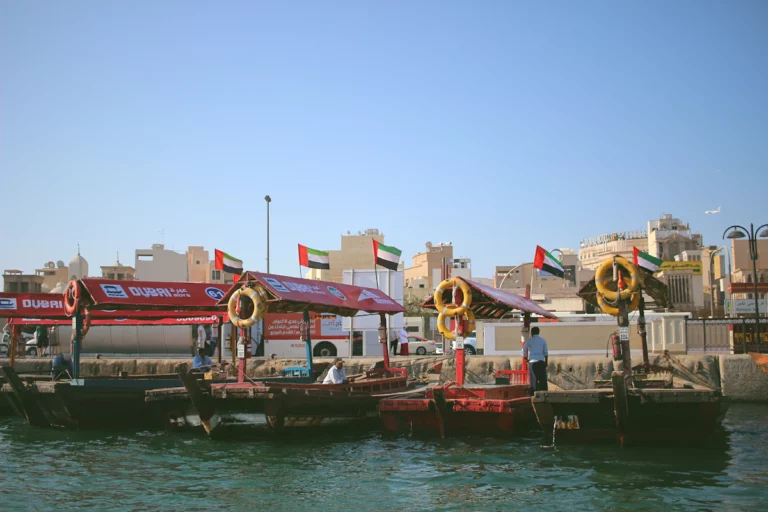 Bateaux de couleurs variées près des bâtiments pendant la journée