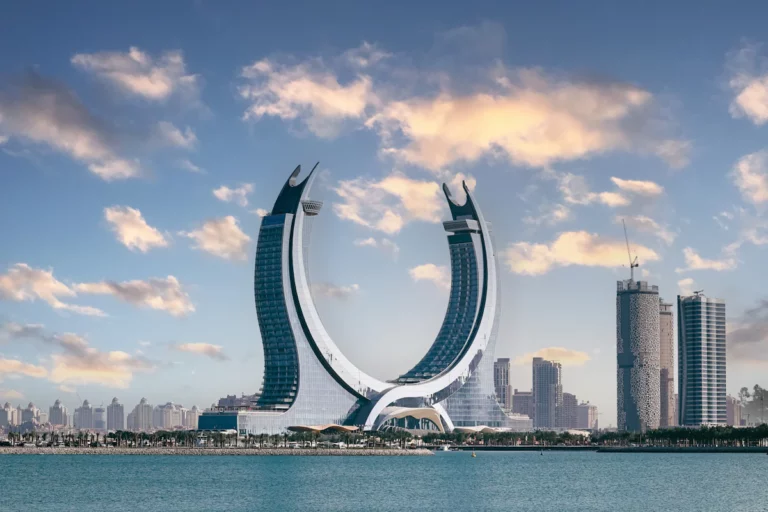 Les tours Katara en forme de croissant s’élèvent au-dessus du front de mer à Lusail, au Qatar